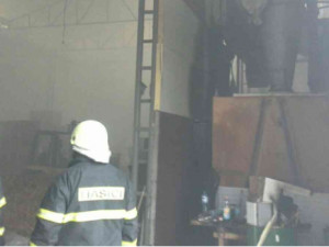 Hasiči likvidovali požár skladu. Na místo museli i policisté, našlo se tam nelegální zboží