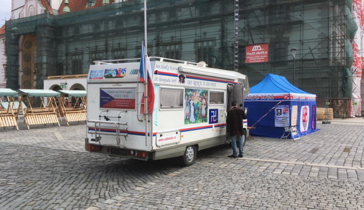 U radnice parkuje karavan, který je údajně petiční stánek. Radnice i policisté jsou na něj krátcí