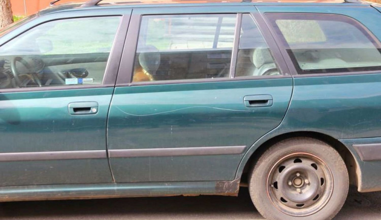 Pachatel přejel klíčem čtrnáct zaparkovaných aut. Způsobil stotisícovou škodu