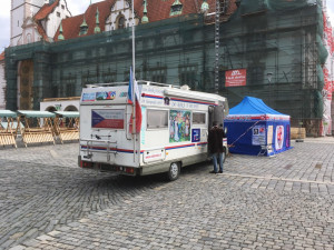 U radnice parkuje karavan, který je údajně petiční stánek. Radnice i policisté jsou na něj krátcí