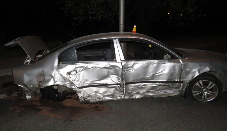 Řidič usedl za volant s téměř dvěma promile. Odneslo to protijedoucí auto a pouliční osvětlení