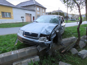 Opilý řidič usnul a zboural plot