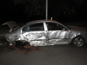 Řidič usedl za volant s téměř dvěma promile. Odneslo to protijedoucí auto a pouliční osvětlení