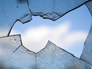 Agresivní muž posilněný alkoholem rozbil okno v autobuse a prchal policistům