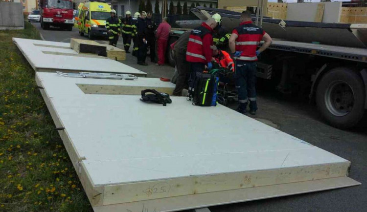 Na dělníka v Prostějově spadl dřevěný panel