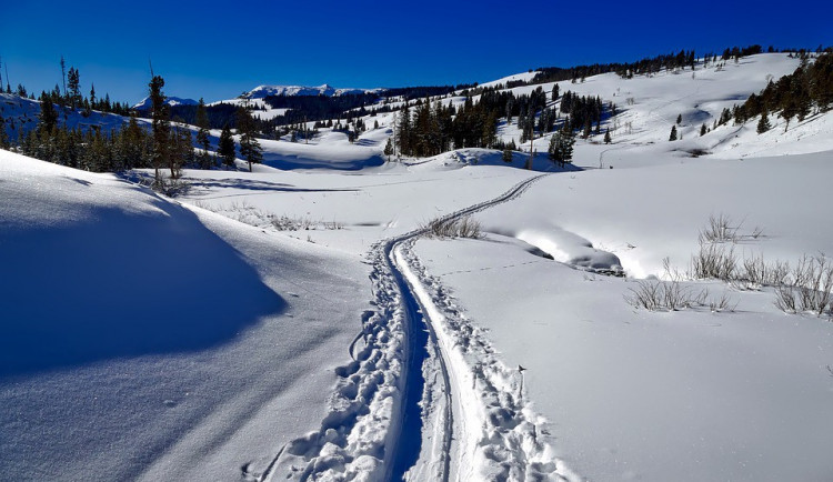 Běžkaři ještě mohou navoskovat lyže, provozovatelé v Jeseníkách protahují stopy