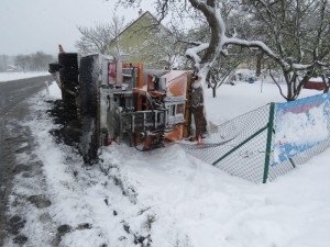 Sypač skončil převrácený v příkopu