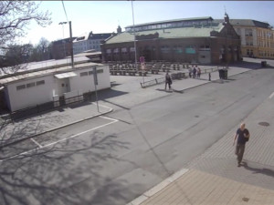 VIDEO: Policie žádá o pomoc. Neznámý muž vzal batoh s notebookem ze zahrádky restaurace