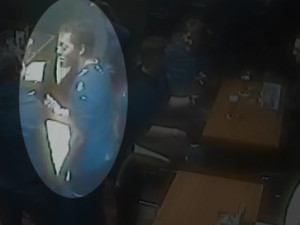 VIDEO: Muž v baru na tř. Svobody ukradl volně položenou peněženku. Nepoznáváte ho?