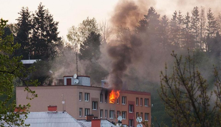 Ve Šternberku hořel byt, evakuováno muselo být sto lidí