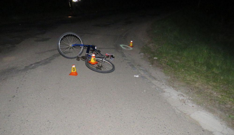 Neosvětlený a opilý cyklista vyrazil v noci do silničního provozu. Skončil v nemocnici