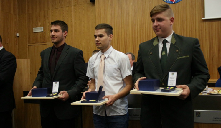 Hejtman Ladislav Okleštěk ocenil tři mladíky za záchranu lidského života