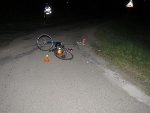 Neosvětlený a opilý cyklista vyrazil v noci do silničního provozu. Skončil v nemocnici