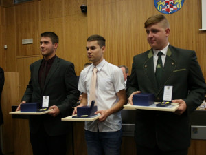 Hejtman Ladislav Okleštěk ocenil tři mladíky za záchranu lidského života