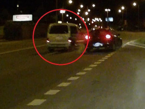 VIDEO: Řidič způsobil nehodu a ujel. Nebyli jste v době incidentu na místě?