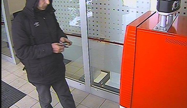 Policie hledá muže, který se s kradenou kartou pokoušel vybrat peníze a několikrát s ní  v Olomouci zaplatil