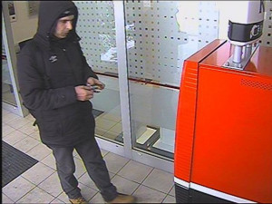 Policie hledá muže, který se s kradenou kartou pokoušel vybrat peníze a několikrát s ní  v Olomouci zaplatil