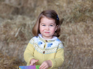 Princezna Charlotte dnes oslavila druhé narozeniny. Královská rodina zveřejnila její novou fotografii