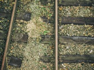 Vlak srazil v Olomouci – Holici člověka, ten na místě zemřel