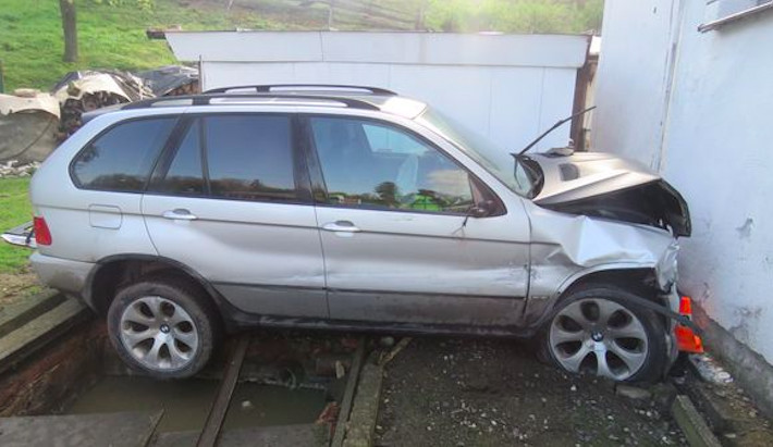 Opilý a zfetovaný řidič nezvládl řízení, auto projelo zahradou a zastavilo se až o rodinný dům