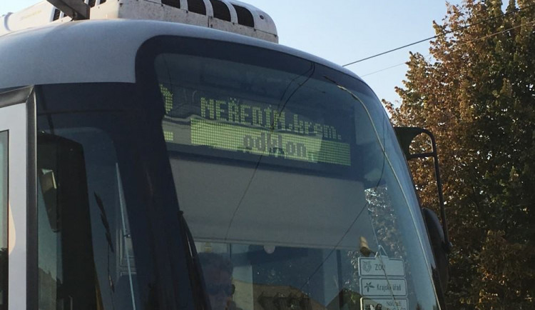 Dodávka nedala přednost tramvaji, kvůli prudkému zastavení se zranila cestující