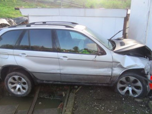 Opilý a zfetovaný řidič nezvládl řízení, auto projelo zahradou a zastavilo se až o rodinný dům