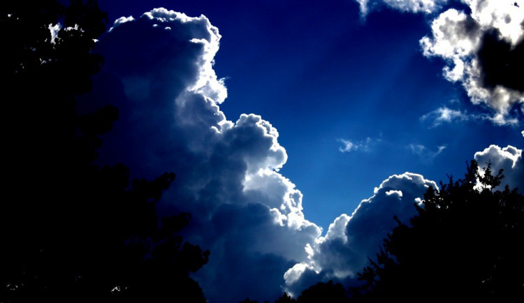 POČASÍ NA ČTVRTEK: Ráno bude oblačno, odpoledne polojasno. Teploty se budou blížit dvacítce