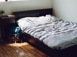 Nemilé překvapení čekalo na majitele bytu, v pokoji našel spát cizího muže