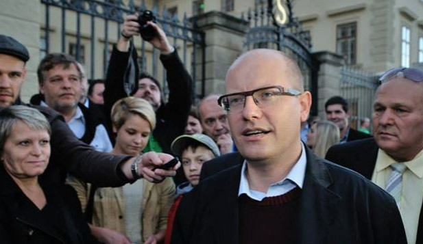 Sobotka stáhl návrh demise, navrhne Zemanovi odvolání Babiše