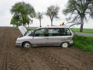 FOTO: Řidička dostala se svým autem smyk a narazila do projíždějícího BMW. Poté skončila v poli