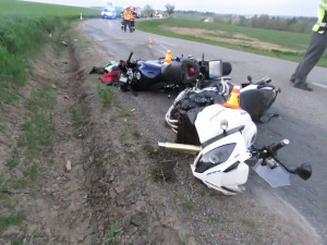 Dva motorkáři jedoucí za sebou nabourali, první řidič dostal smyk a druhý přes něj přepadnul