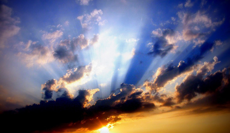 POČASÍ NA ČTVRTEK: Bude slunečno a teploty se vyšplhají až na osmnáct stupňů