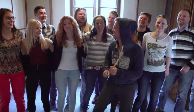 VIDEO: Olomoucké Rádio Haná slaví 25 let. Společně s kapelou O5 a Radeček nahrálo narozeninový song