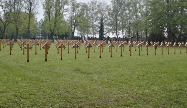 Ve Šternberku obnovili 261 dřevěných křížů pro oběti první světové války
