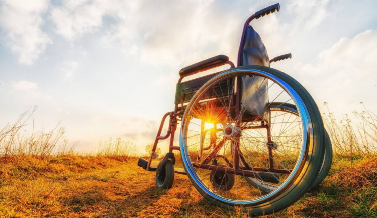 Už patnáctý rok si v olomouckých ulicích budete moci koupit zasukované tkaničky, pomůžete lidem na vozíku