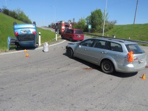 Auto skončilo na střeše kvůli nedání přednosti na křižovatce