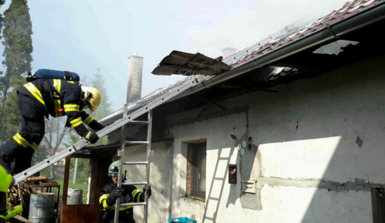 V Července hořela v sobotu odpoledne střecha domu. Vzplála sláma uložená na půdě