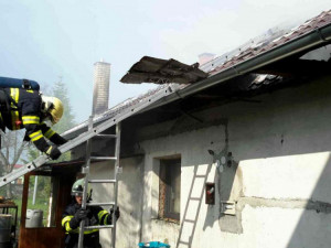 V Července hořela v sobotu odpoledne střecha domu. Vzplála sláma uložená na půdě