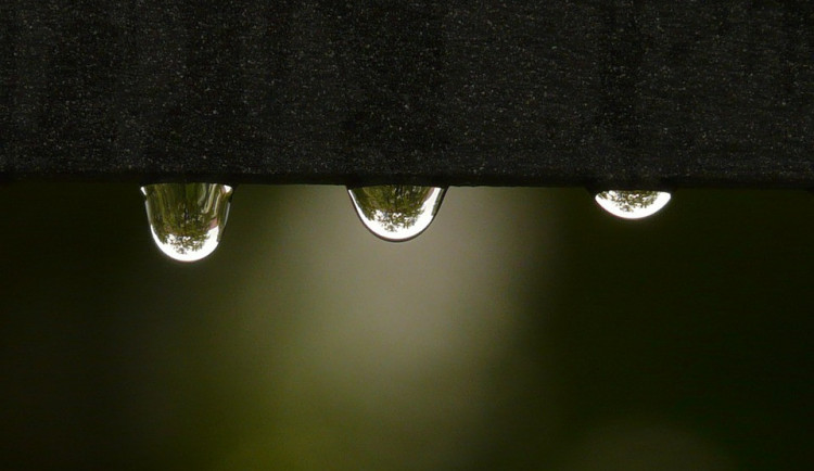 POČASÍ NA PONDĚLÍ: Čekejte přeháňky a zataženou oblohu