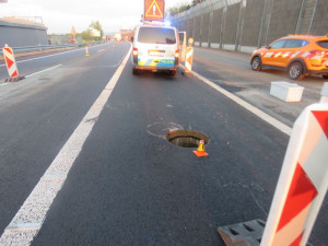 Řidič auta s přívěsným vozíkem na dálnici najel na uvolněný kanál. Náraz vozík vymrštil do vzduchu