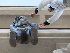 VIDEO: Po římse Muzea Umění už leze Lupič Davida Černého. Podívejte se, jak socha vznikala