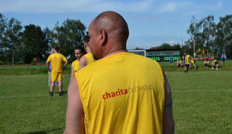 Na fotbalovém turnaji ve Velkém Týnci mezi sebou poměří síly lidé bez domova
