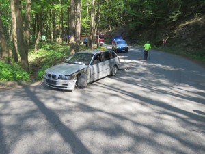 V prudké zatáčce se střetlo osobní auto s náklaďákem. Zranil se řidič osobáku a dva spolujezdci