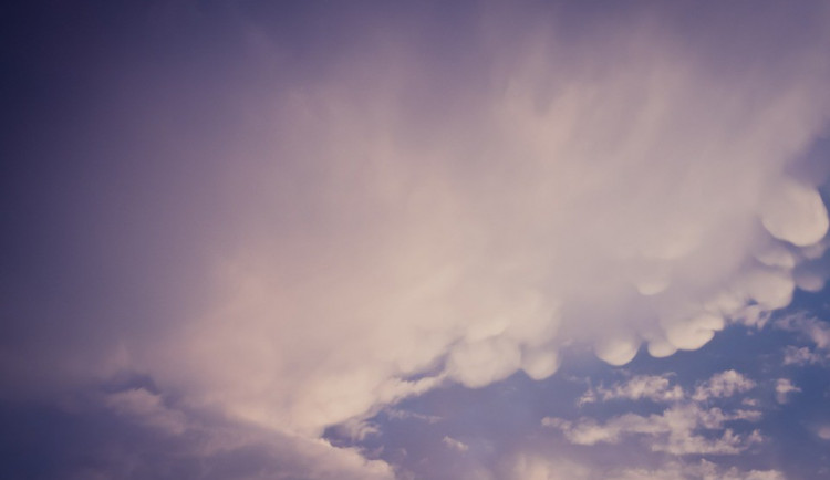 POČASÍ NA ÚTERÝ: Přes den bude částečně zataženo, odpoledne můžou přijít ojedinělé přeháňky