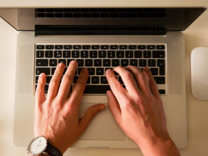 Policie našla muže, který se na erotických seznamkách vydával za ženu a vydíral ostatní uživatele