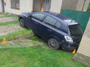 Při odbočování si řidič nevšiml, že ho předjíždí auto. To po střetu narazilo do zaparkovaného vozu