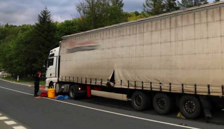 Kamioňák vjel na opravovaný úsek silnice na Červenohorském sedle. Způsobil škodu za šest milionů