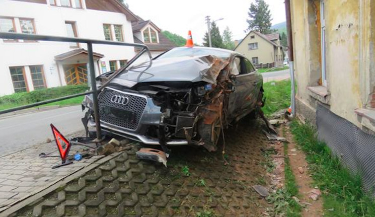 Řidič nezvládl se svým vozem zatáčku. Těsně minul maminku s kočárkem a skončil v zábradlí