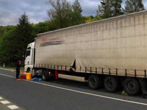 Kamioňák vjel na opravovaný úsek silnice na Červenohorském sedle. Způsobil škodu za šest milionů