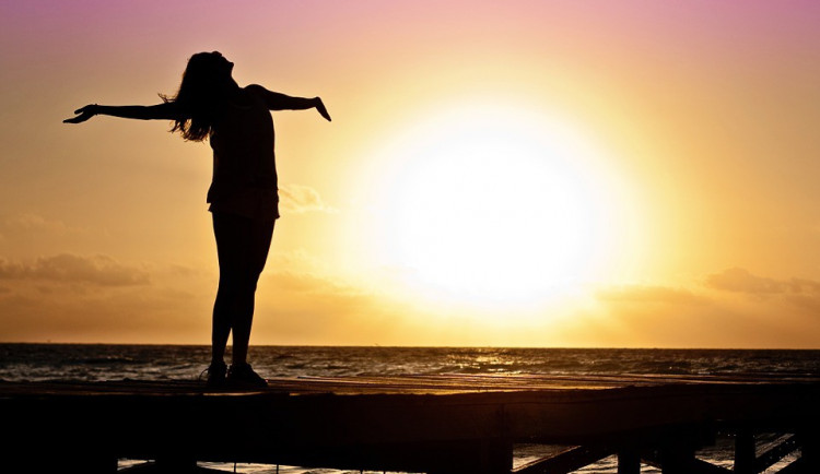 POČASÍ NA PONDĚLÍ: Odpoledne se teploty vyšplhají až na sedmadvacet stupňů!